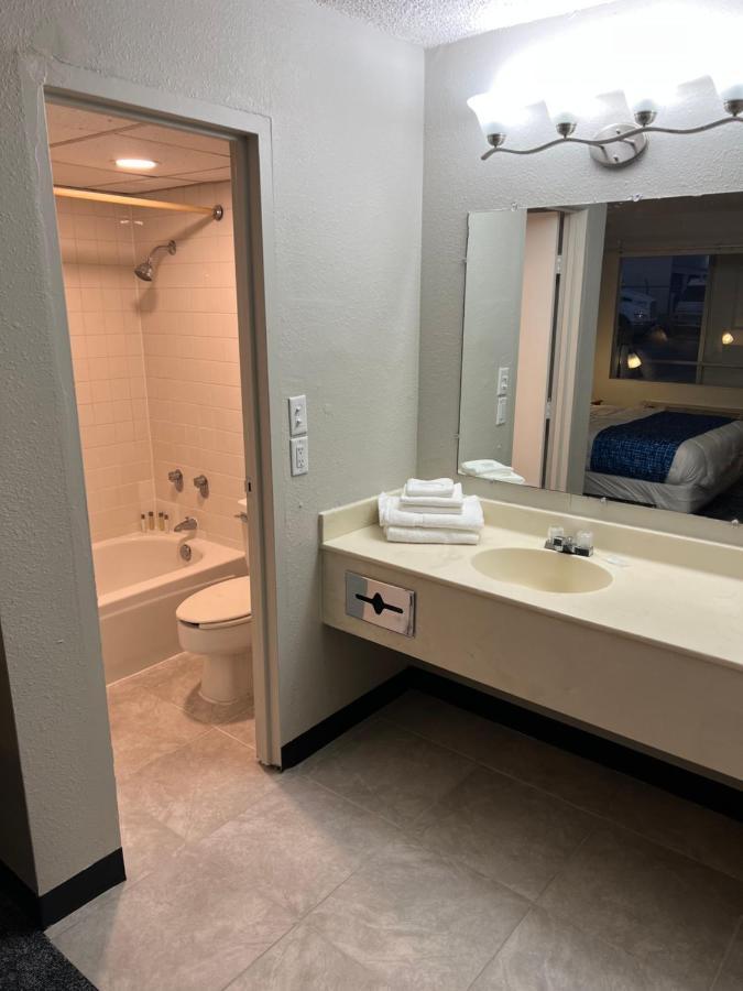 Travelodge By Wyndham Lincoln Northeast Kültér fotó
